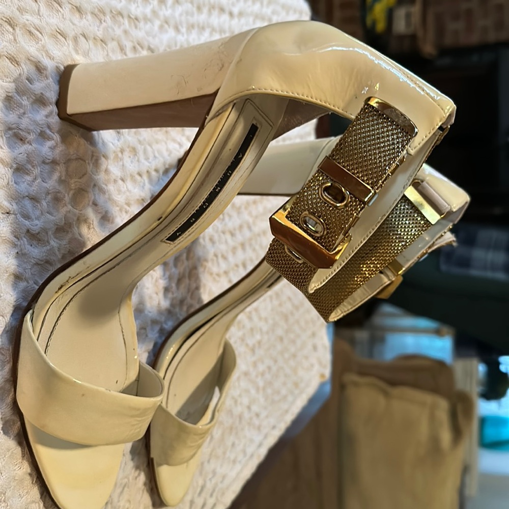 White patent heel with gold ankle chain